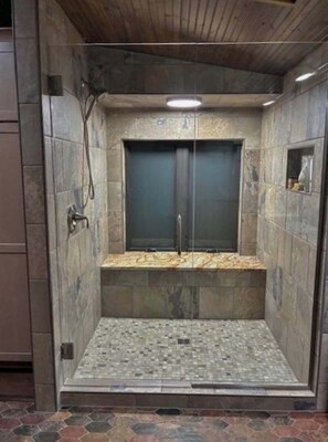 Shower, hair dryer, towels, shampoo - Remodeled 4BR Lake House at 5RK Ranch Lakeside – Sandy Shore, Fire Pit & Dock (Hayward)