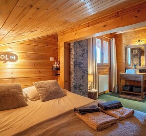 Tabla de planchar con plancha, wifi, ropa de cama