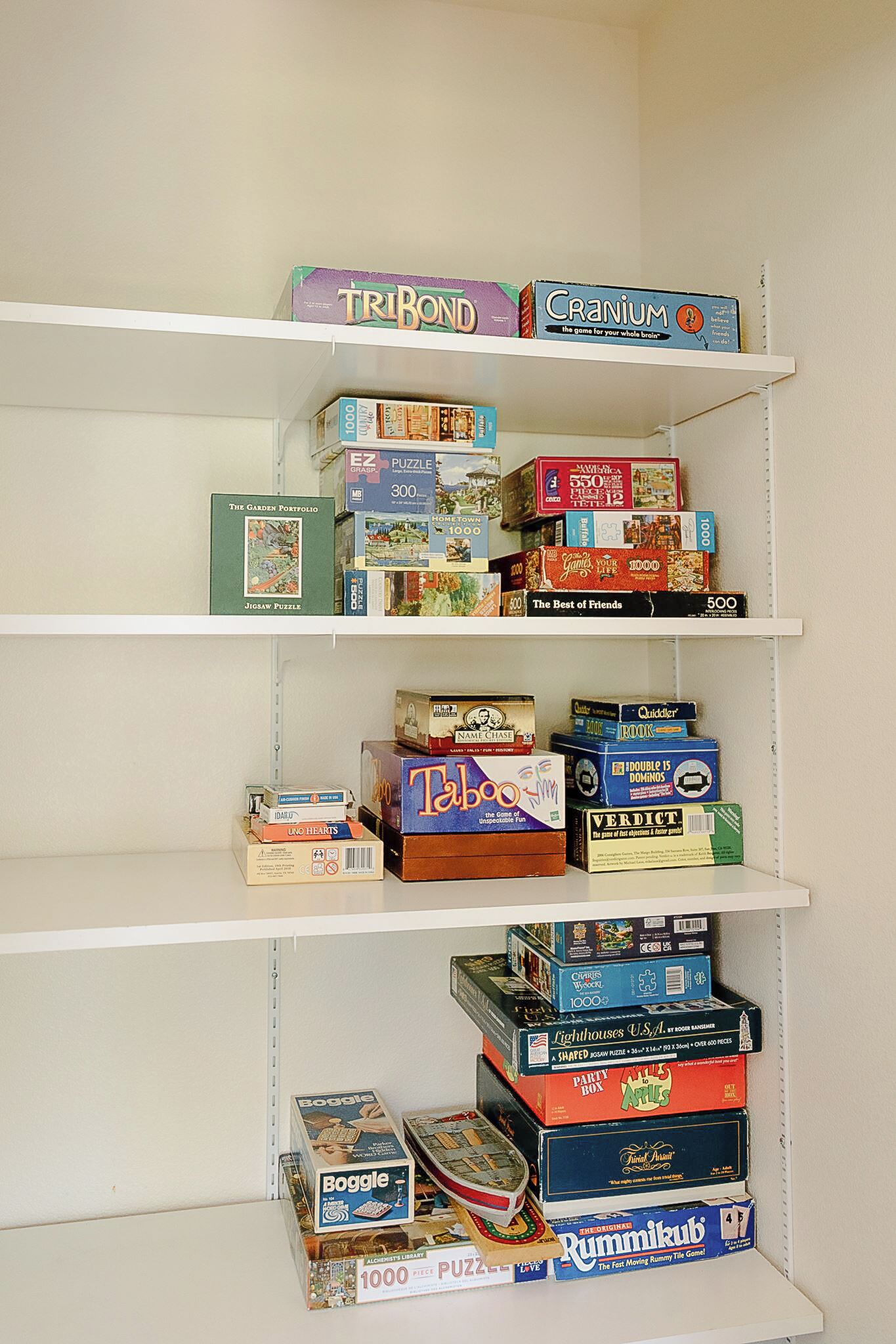 Brettspiele stehen in Regalen.