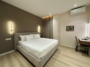 Iron/ironing board, WiFi, bed sheets