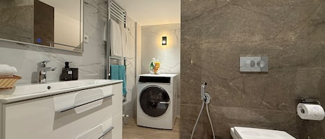 Secadora de cabello, bidet, toallas, jabón