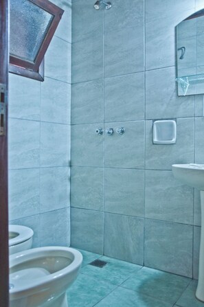 Basic Double or Twin Room, Garden View | Bathroom - Poramba Hostel (Puerto Iguazú)