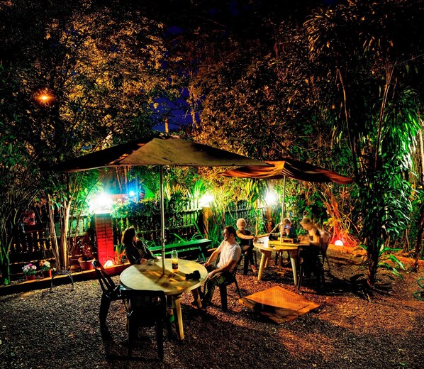 Outdoor dining - Poramba Hostel (Puerto Iguazú)