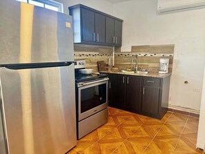 Cafetera y tetera, refrigerador, microondas y horno 