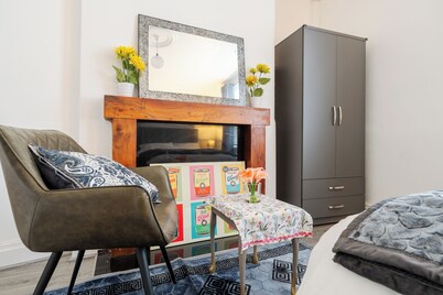 Modern 3-bedroom home in- steps from Crown Point