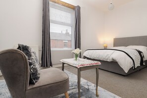 Tabla de planchar con plancha, wifi, ropa de cama