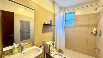 Regadera, bidet, jabón