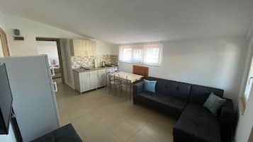 Basic-Apartment, 1 Doppelbett und Schlafsofa, Balkon | Wohnbereich