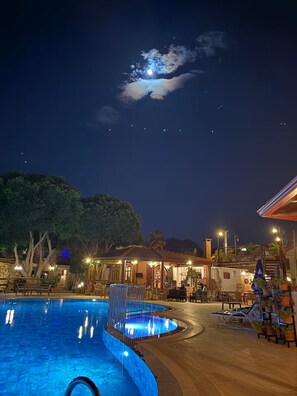 Piscina a l'aire lliure de temporada (horari: 07:00-20:00) i para-sols 