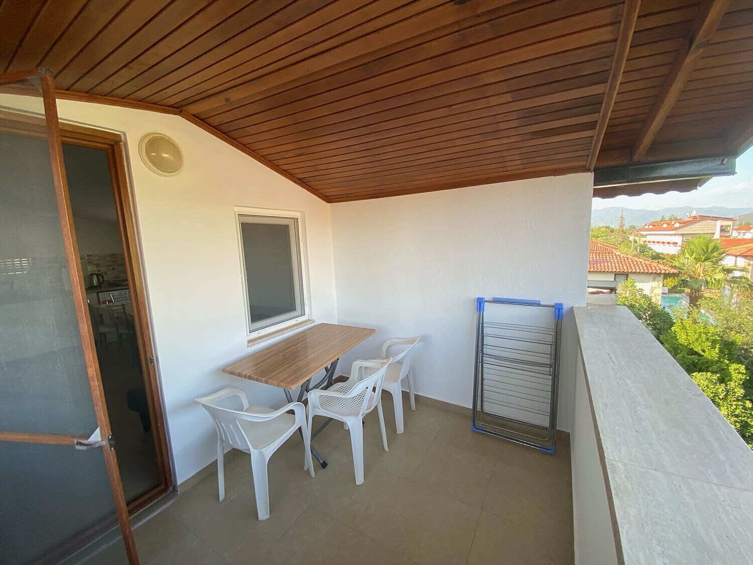 Eenvoudig appartement, 1 tweepersoonsbed met slaapbank, balkon | Buiten dineren