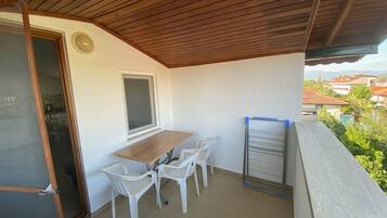 Eenvoudig appartement, 1 tweepersoonsbed met slaapbank, balkon | Buiten dineren