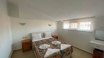 Eenvoudig appartement, 1 tweepersoonsbed met slaapbank, balkon