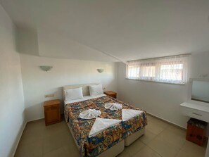 Eenvoudig appartement, 1 tweepersoonsbed met slaapbank, balkon