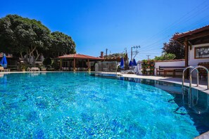 Piscina a l'aire lliure de temporada (horari: 07:00-20:00) i para-sols 