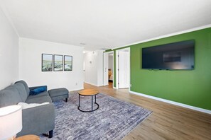 Living area -  3-bedroom apartment with AC in Jacksonville (Jacksonville)