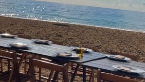 A beachside dining table with chairs, overlooking the ocean. - Penthouse 2 bed 2 bath Marbella. Breathtaking sea & mountain views. (Ojén)