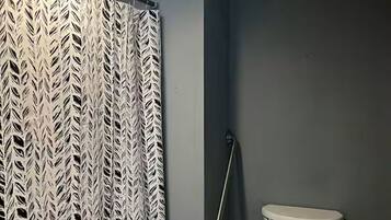Douche, serviettes fournies, savon, papier toilette