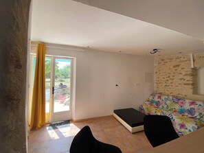 Interior - House 4 pers. Air-conditioned, quiet garden, enclosed parking, close to beaches (Saint-André-de-Lidon)