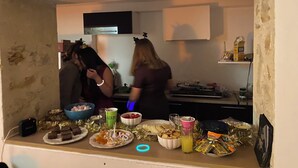 Un coin cuisine avec un plan de travail sur lequel sont disposés divers aliments et un four à micro-ondes.