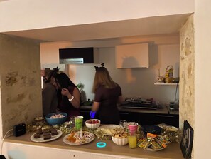 Dining - House 4 pers. Air-conditioned, quiet garden, enclosed parking, close to beaches (Saint-André-de-Lidon)
