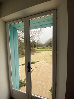 Interior - House 4 pers. Air-conditioned, quiet garden, enclosed parking, close to beaches (Saint-André-de-Lidon)