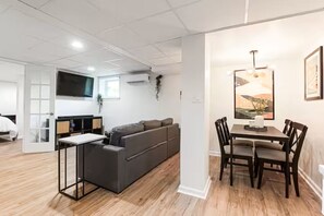 Living area - Entire Rental Unit - Cozy 1 BR/ 1 BA (Atlanta)