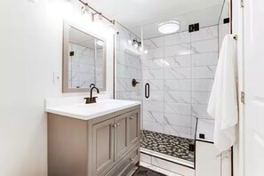 Shower, towels - Entire Rental Unit - Cozy 1 BR/ 1 BA (Atlanta)