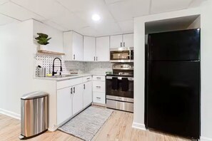 Private kitchen - Entire Rental Unit - Cozy 1 BR/ 1 BA (Atlanta)
