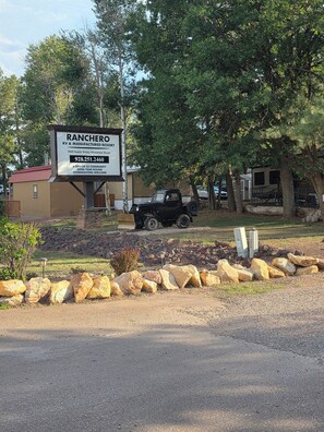Property grounds - Cozy 1-bedroom mobile home in welcoming Show Low with AC, (Show Low)