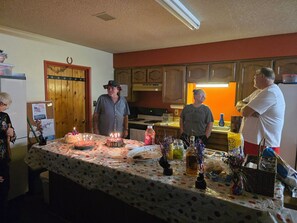 Dining - Cozy 1-bedroom mobile home in welcoming Show Low with AC, (Show Low)