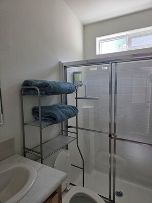 Towels, soap, toilet paper - Cozy 1-bedroom mobile home in welcoming Show Low with AC, (Show Low)