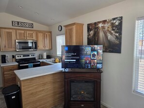 Private kitchen - Cozy 1-bedroom mobile home in welcoming Show Low with AC, (Show Low)