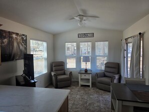 Interior - Cozy 1-bedroom mobile home in welcoming Show Low with AC, (Show Low)