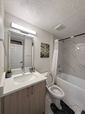 Bathroom - Modern Cozy Home and Quiet Calgary Retreat (Calgary)