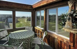 Outdoor dining - That 70s Beach House Retreat 1 block from Ocean (Bandon)