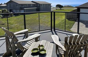 Property grounds - That 70s Beach House Retreat 1 block from Ocean (Bandon)