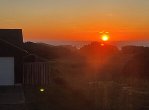 Exterior - That 70s Beach House Retreat 1 block from Ocean (Bandon)