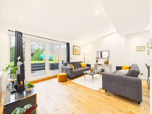 Modern Garden Flat with Free Parking