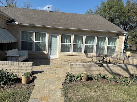 Outdoor dining. 2-bedroom house with AC and WiFi in Whitesboro. With multiple spaces to add beds