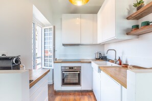 Fridge, oven, coffee/tea maker, cookware/dishes/utensils - Teilatua - Appt de charme Biarritz 2 personnes (Biarritz)