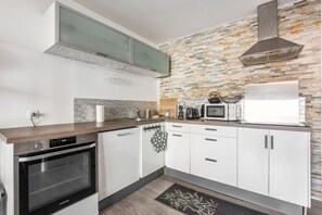 Kühlschrank, Mikrowelle, Ofen, Wasserkocher mit Kaffee-/Teezubehör