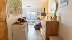 Eine moderne Küche mit einer Holzausziehtafel, einer Kaffeemaschine und einem Wasserkocher.