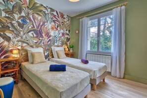 Tabla de planchar con plancha, wifi gratis y ropa de cama 