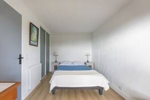 Tabla de planchar con plancha, wifi gratis y ropa de cama 