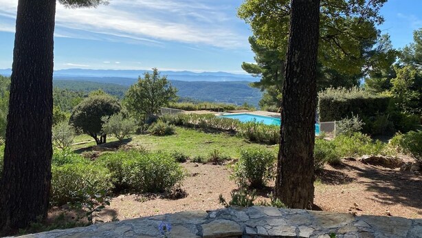 A landscape with a swimming pool, trees, and a view of distant mountains. - Hameau des Laurons - Climatisée, piscine privée (Tourtour)