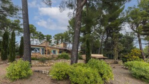 A house surrounded by trees and shrubs. - Hameau des Laurons - Climatisée, piscine privée (Tourtour)