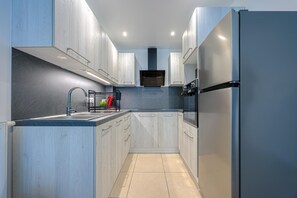 Refrigerador, microondas, horno y cafetera y tetera 