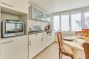 Fridge, microwave, oven, dishwasher - Ikos - 200m du Port - Two Bedroom Apartment, Sleeps 3 (La Teste-de-Buch)