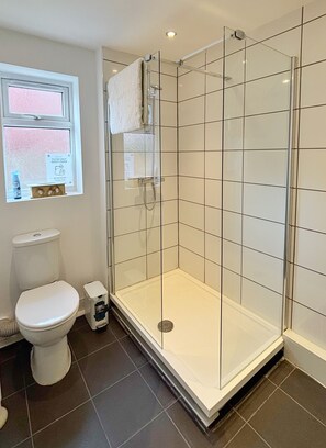 Towels, toilet paper - Entire Victorian Apartment | Ground Floor | Riverside Park (Southampton)