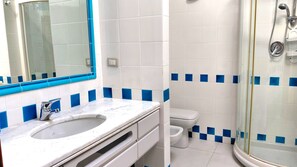 Shower, hair dryer, bidet, towels - Bluefront - Two Bedroom Apartment, Sleeps 4 (Alghero)